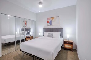 1 dormitorio, escritorio, tabla de planchar con plancha y wifi