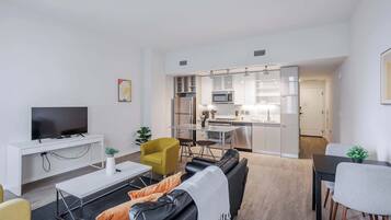 Een televisie en een kantoor