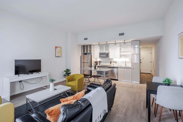 Una televisión, una oficina