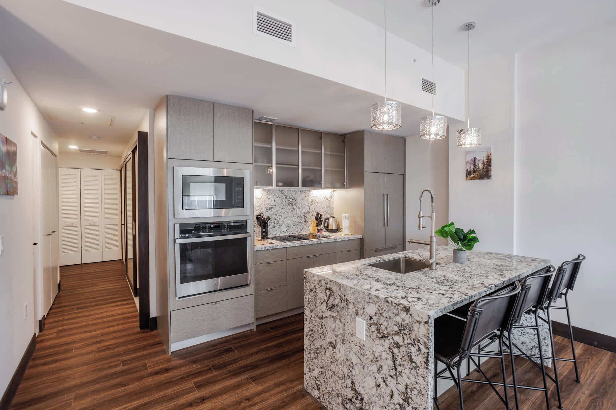 Réfrigérateur, micro-ondes, four, plaque de cuisson