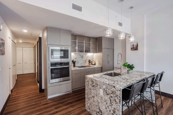 Frigorífic, microones, forn i placa de cuina 