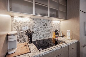 Frigorifero, microonde, forno, piano cottura