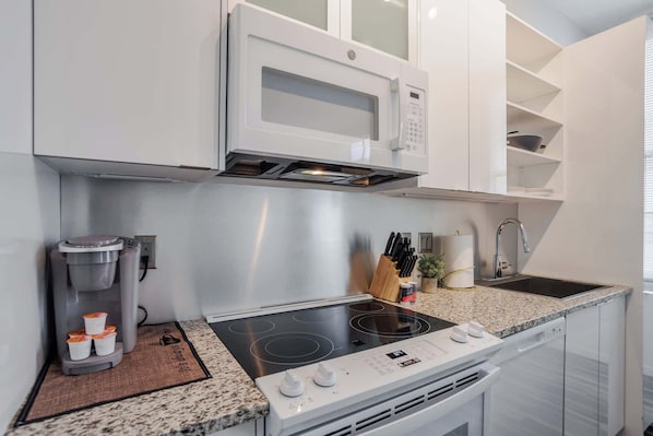 Kühlschrank, Mikrowelle, Ofen, Herdplatte