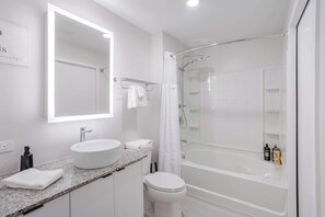 Een douche, een haardroger, handdoeken