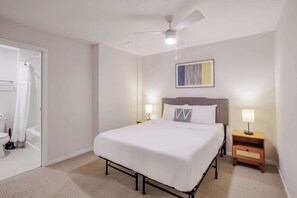 1 slaapkamer, een bureau, een strijkplank/strijkijzer, wifi