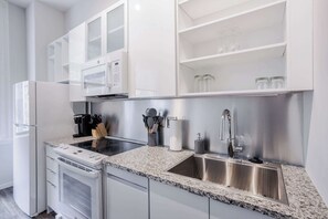 Réfrigérateur, micro-ondes, four, plaque de cuisson