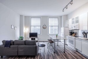 Una televisión, una oficina