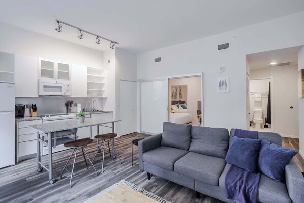 Una televisión, una oficina