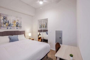 1 dormitorio, escritorio, tabla de planchar con plancha y wifi