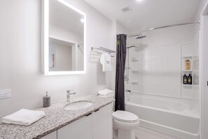 Ducha, secador de pelo y toallas