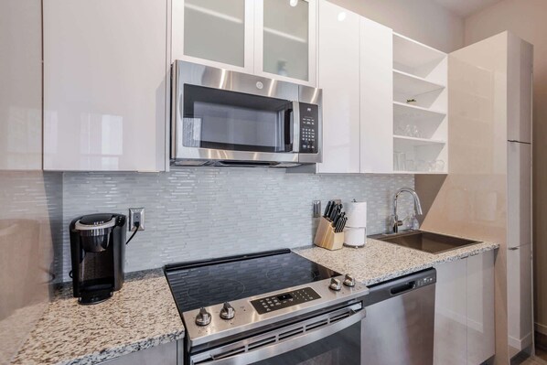 Réfrigérateur, micro-ondes, four, plaque de cuisson