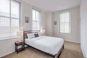 2 habitaciones, escritorio, tabla de planchar con plancha y wifi 