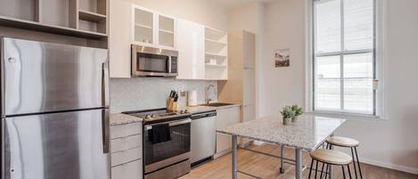 冷蔵庫、電子レンジ、オーブン、コンロ