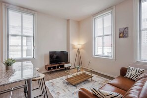 Televisión y oficina 