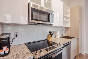 Frigorífico, microondas, horno y placa de cocina