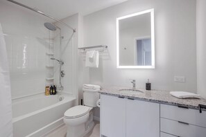 Een douche, een haardroger, handdoeken