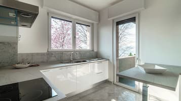 Frigorifero, forno, piano cottura, lavastoviglie