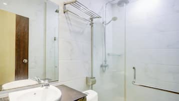 Deluxe Twin Room | Bathroom | Shower, towels, soap, shampoo