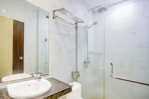 Shower, towels, soap, shampoo - Townhouse Oak Batam near Grand Batam Mall formerly Lucky Star Hotel (Batam)