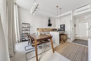 Réfrigérateur, four, cafetiÚre/bouilloire