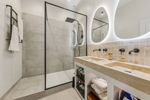 Douche, serviettes fournies