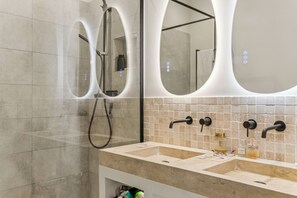 Douche, serviettes fournies