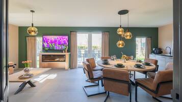 Superior Villa, Garden View | Living room | 49-inch Smart TV with digital channels