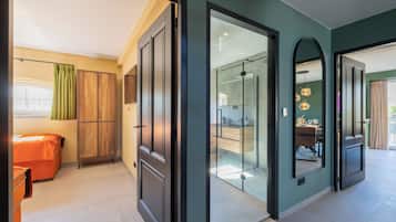 4 bedrooms, Egyptian cotton sheets, premium bedding, blackout curtains