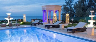 Luxury Beachfront Villa with a Pool