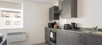Smart 1 Bedroom Apartment in Bradford with Parking