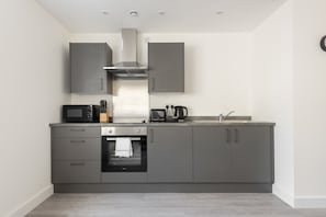 Een koelkast, een microgolfoven, een oven, een kookplaat