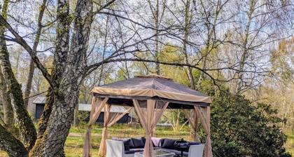 Nature Inspired Cosy Cabin, Walking Distance to Lake