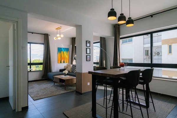Appartamento Deluxe, aria condizionata, vista montagna | Area soggiorno | TV a schermo piatto