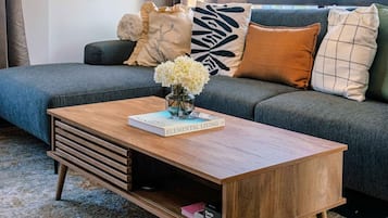 Deluxe Apartment, Air conditioning, Mountain View | Living room | Flat-screen TV