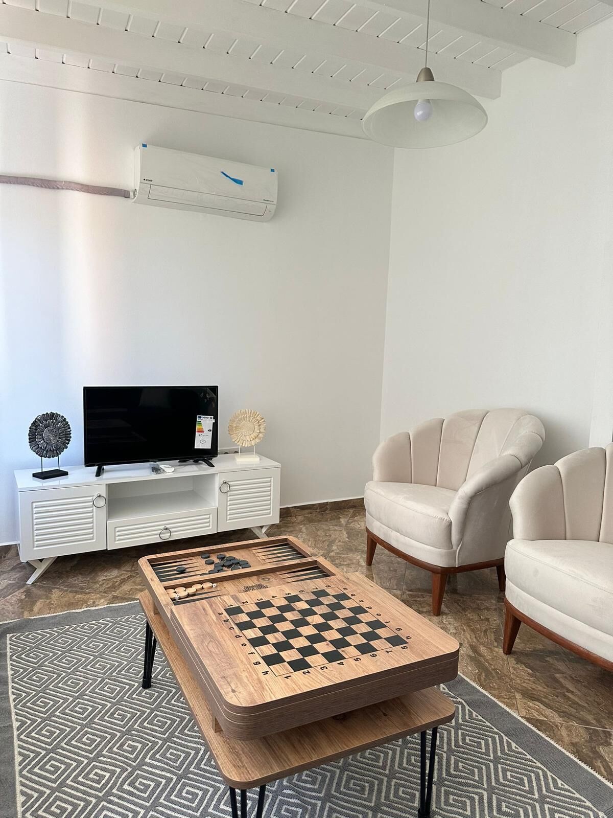 Deluxe Suite, Garden View | Living area