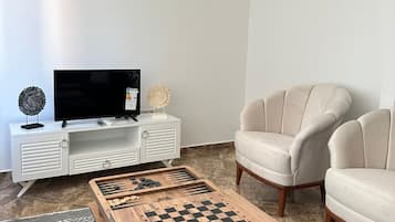 Deluxe Suite, Garden View | Living area