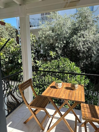 Deluxe Suite, Garden View | Terrace/patio
