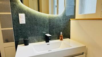 Douche, sĂšche-cheveux, serviettes fournies, papier toilette