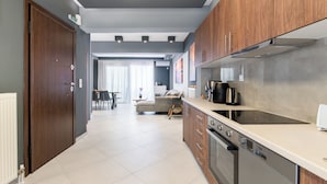 Una cocina moderna con armarios de madera, horno empotrado y lavavajillas.