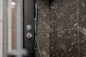Dusche, Haartrockner, Handtücher, Seife