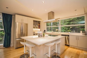 Réfrigérateur, four à micro-ondes, un four, surface de cuisson