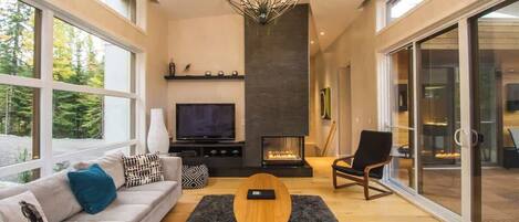 Televisie en een open haard