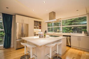 Réfrigérateur, four à micro-ondes, un four, surface de cuisson