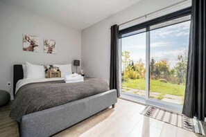 4 bedrooms, iron/ironing board, WiFi, bed sheets