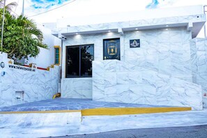 Exterior - Luxury One Minute Beach Pool Soak Fast WIFI Villa (Isla Mujeres)