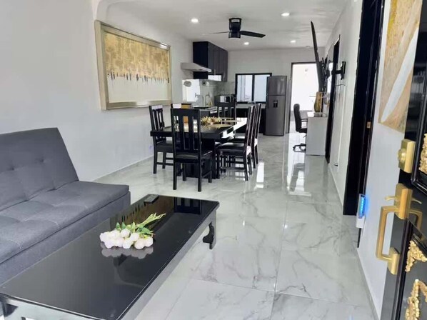 TV, books, offices - Luxury One Minute Beach Pool Soak Fast WIFI Villa (Isla Mujeres)