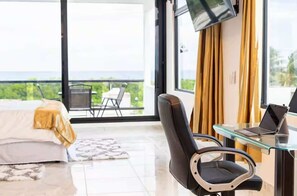 3 slaapkamers, een bureau, een strijkplank/strijkijzer, wifi