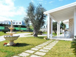 Casa, 2 dormitoris, pati, vistes al jardí | Servei de restauració a l'aire lliure