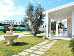 Ferienhaus, 2 Schlafzimmer, Terrasse, Gartenblick | Speisen im Freien