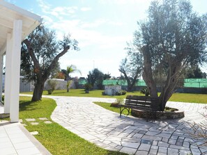 Talo, 2 makuuhuonetta, patio, näköala puutarhaan | Terassi/patio